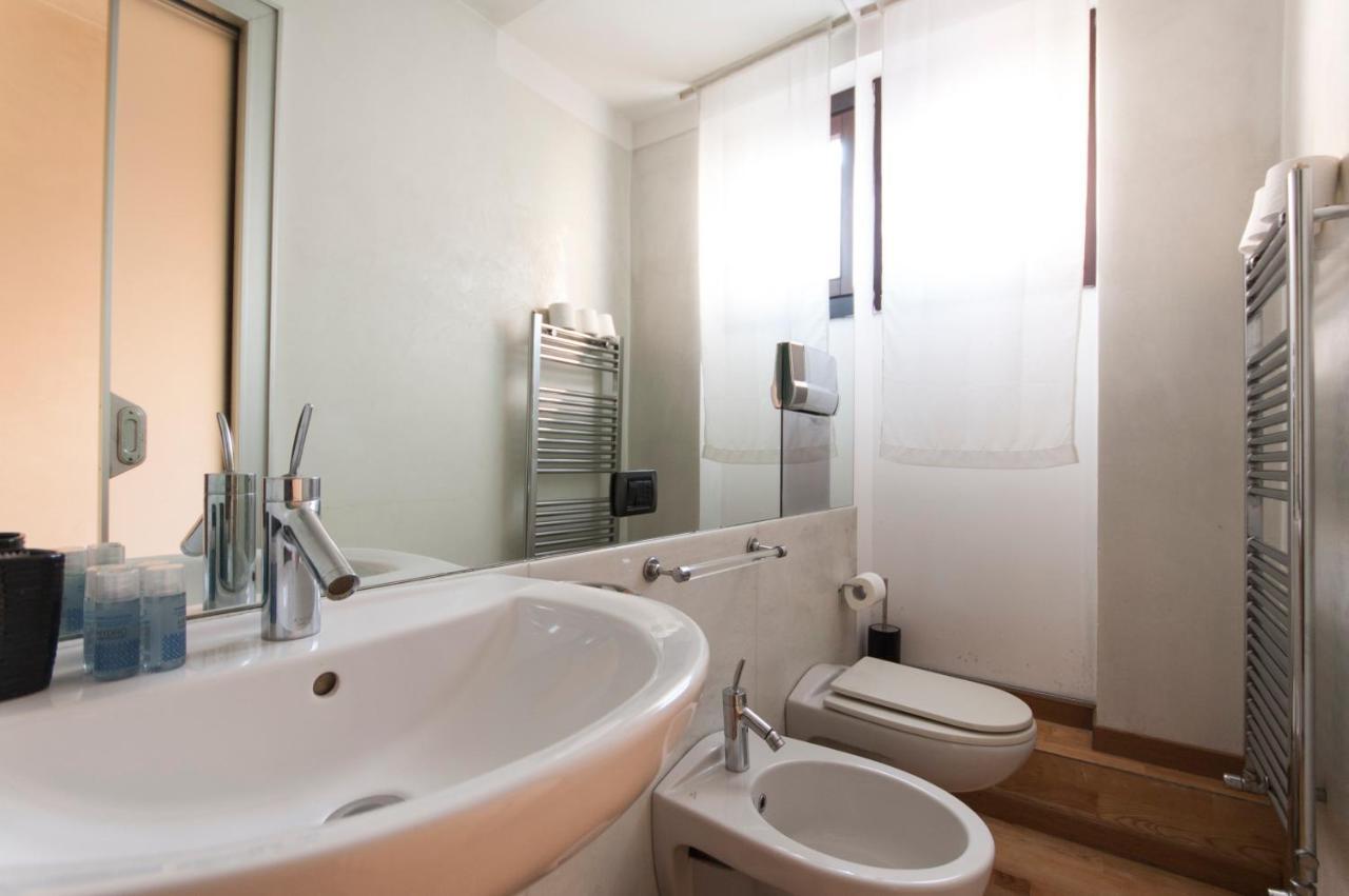 Youhosty - Duomo Studio Apartment Milan Exterior photo